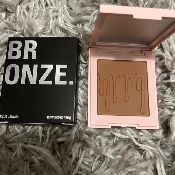 Kylie Jenner Pressed Bronzer powder - Picture 1 of 4